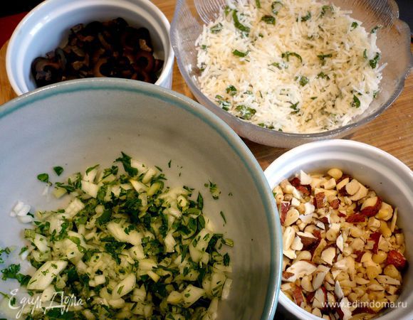 Для первой начинки мелко порежем оливки. Для второй — мелко порубим лук, обжарим его на оливковом масле и смешаем с порубленной петрушкой и тертым чесноком, а также мелко порезанными листочками розмарина. Для третьей начинки натрем пармезан и смешаем его с порубленным укропом, тимьяном и шалфеем. Для четвертой - порубим и смешаем орехи. Для посыпки натрем пармезан и смешаем его с маком (у меня мак был молотый). 