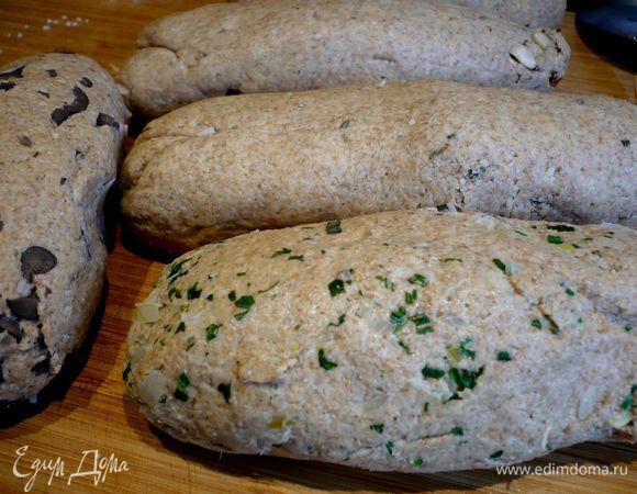 Соединим начинку с тестом, делать это нужно интенсивно, чтобы начинка равномерно распределилась по тесту, легче всего это удается с сухими начинками, сложнее — с луковой, она более сочная и для соединения ее с тестом нужно чуть больше аккуратности, так как тесто при ее добавлении становится мягче. Каждую часть теста раскатываем в батон. Каждый батон делим на 6 частей. 