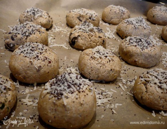 Формируем булочки, выкладываем их на застеленный пергаментом противень и верх каждой булочки слегка смачиваем водой, делаем крестообразный надрез и присыпаем посыпкой. Накрываем булочки полотенцем и оставляем еще на 20 минут. Духовку разогреваем до 200 градусов. Выпекаем булочки 20 — 30 минут.