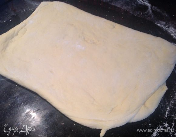 Закатку посыпать мукой и раскатать в пласт толщиной 1-1,5 см, повторить процедуру еще 3 раза.