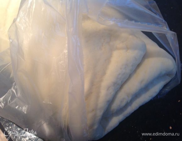 Завернуть тесто в кулек и поставить в холодильник еще на 30 минут.