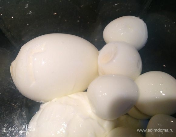 Пока сделаем начинку: яйца сварить и почистить.