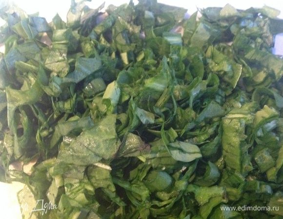 Щавель помыть, обсушить бумажным полотенцем и порезать.