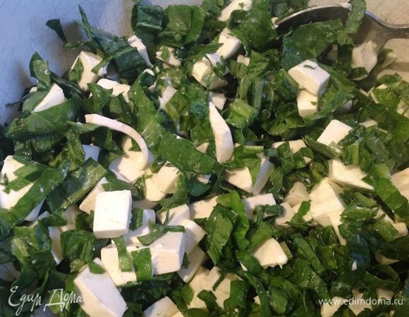 Сыр нарезать кубиками и смешать с щавелем. Я не солила, но если сыр не достаточно соленый, то посолите.