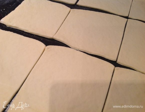 1/4 часть теста раскатать, разделить на квадратики. Также поступить с остальными частями.