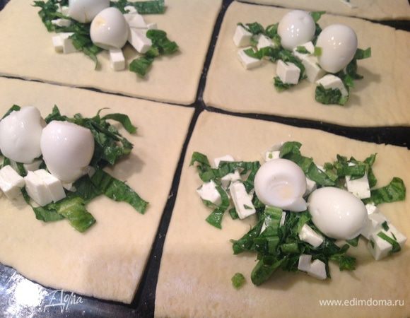 Выложить 1 столовую ложку щавеля с сыром и 2 перепелиных яйца (или половину куриного яйца).