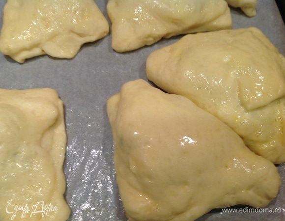 Яйцо взбить с 1 столовой ложкой холодной воды и смазать им слойки.