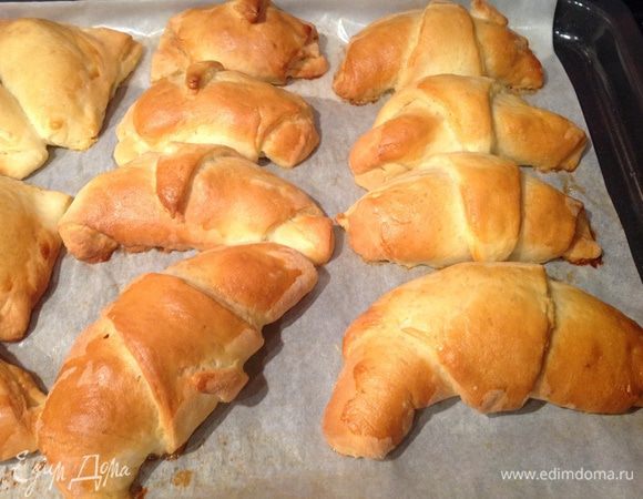 Если яйца в начинку мелко порезать, то можно сформировать их в виде круассанов.