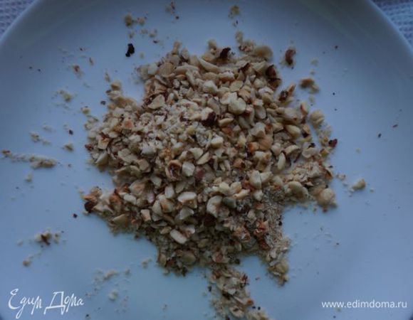 Фундук поджарить, очистить от шелухи, подробить скалкой или в фуд-процессоре, но не в муку. Четверть из них отложить в сторону для посыпки.