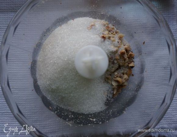 Остальной фундук опять положить в процессор и измельчить с сахаром.