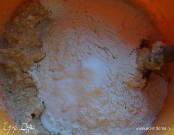 Просеять муку, соль, молотый кардамон, разрыхлитель, все перемешать.