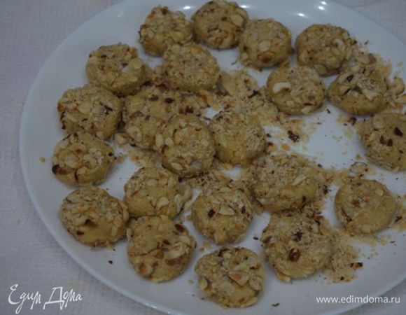 После чего отрывать маленькие шарики (около 15 г), обкатывать их в фундуке, слегка прижимая.