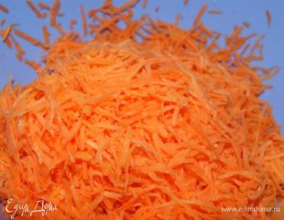 Морковь натереть на мелкой терке.