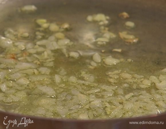 Разогреть в сковороде оливковое масло и обжарить лук до прозрачности.