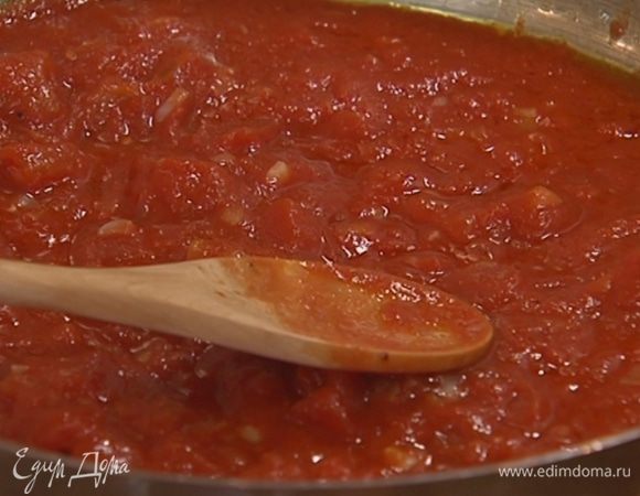 Добавить в сковороду помидоры из банки, посолить, поперчить, перемешать и потомить несколько минут на медленном огне.