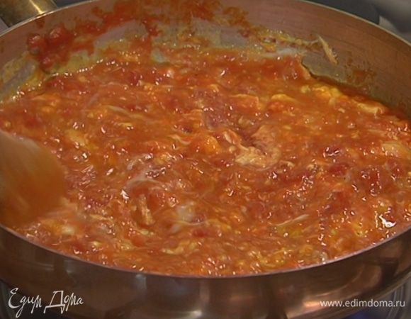 Непрерывно помешивая, прогревать еще несколько минут — главное, не пересушить яйца!