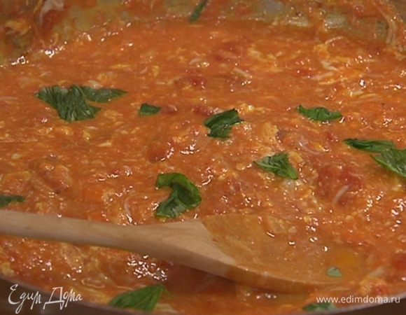 Листья базилика порвать руками и посыпать яичницу.