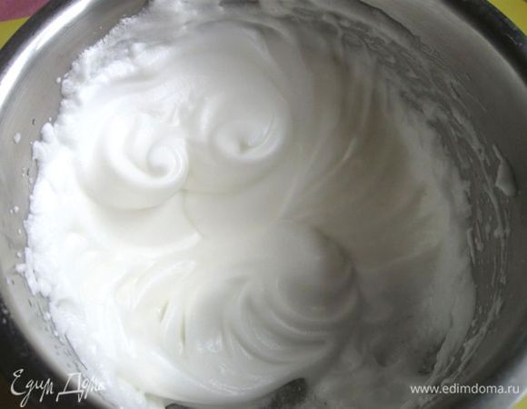 Разделить белки с желтками. Белки охладить в и взбить до крепких пиков с добавлением соли.