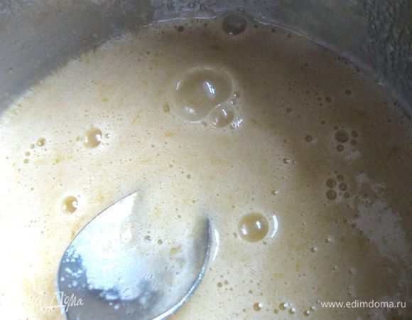 Желтки растереть с сахарным песком.