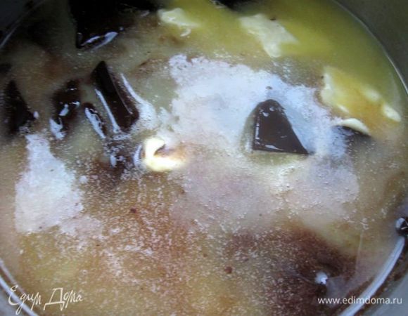 Растопить в сотейнике масло и добавить поломанный на кусочки шоколад.