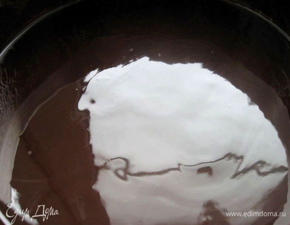 Варить, помешивая, до полного растворения шоколада. Добавить в смесь желтки, растертые с сахаром.