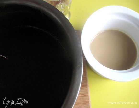 Муку просеять вместе с пекарским порошком и какао, добавить ликер, шоколадно – желтковую смесь.