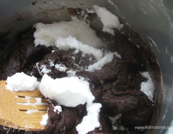 Аккуратно лопаточкой добавлять белки, поднимая лопаточкой их снизу вверх.