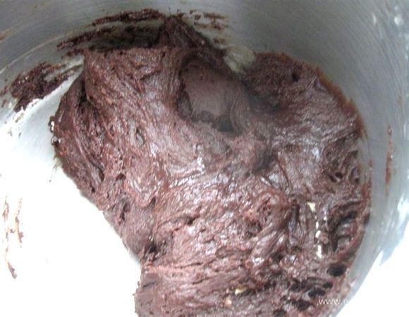 Добавить молоко. Перемешать.