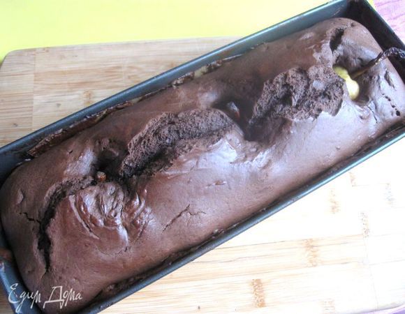 Заполнить форму тестом. Поставить в разогретую до 180 градусов духовку на 30 – 35 минут. Минут через 25 после начала выпечки проверить кекс с помощью тонкой деревянной палочки или зубочистки.