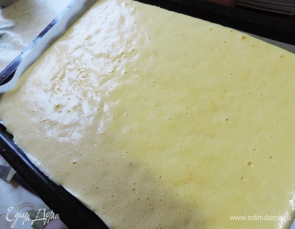 Выливаем тесто на противень 30*40см, застеленный пергаментом.