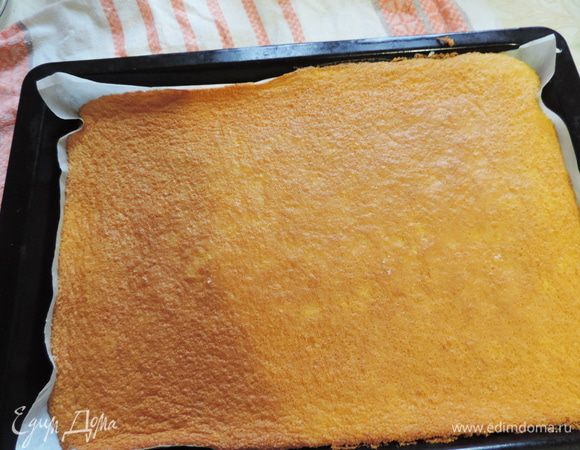 Выпекаем бисквит в прогретой до 180 градусов духовке приблизительно 15 минут до золотистого цвета. Ориентируйтесь на свою духовку.