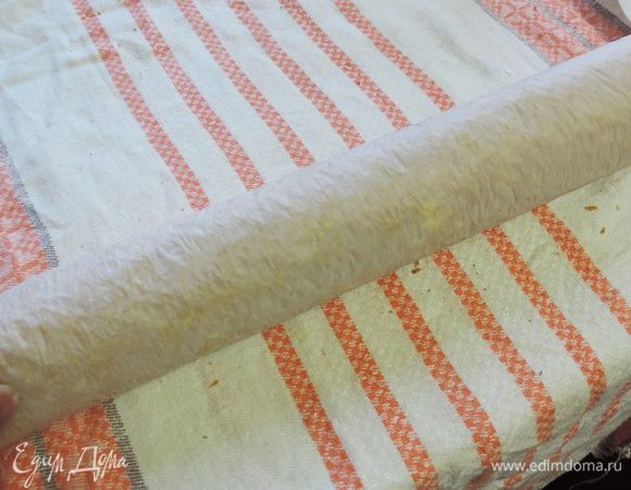 И плотно сворачиваем рулет вместе с пергаментом. Оставляем остывать бисквит при комнатной температуре.