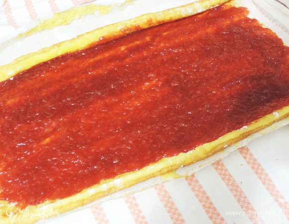 Для начинки рулета нам надо смешать густое яблочное повидло (у меня домашнее, по густоте как мармелад) и малиновое пюре. Если повидло у вас жидкое, то можно взять 10г желатина, замочить его в столовой ложке воды, смешать набухший желатин с малиновым пюре и растворить на водяной бане. Готовую начинку оставить в холодильнике, пока она не начнет густеть.  Рулет аккуратно разворачиваем, намазываем бисквит готовой начинкой и снова сворачиваем рулетом, заворачиваем в пергамент и отправляем в морозилку.