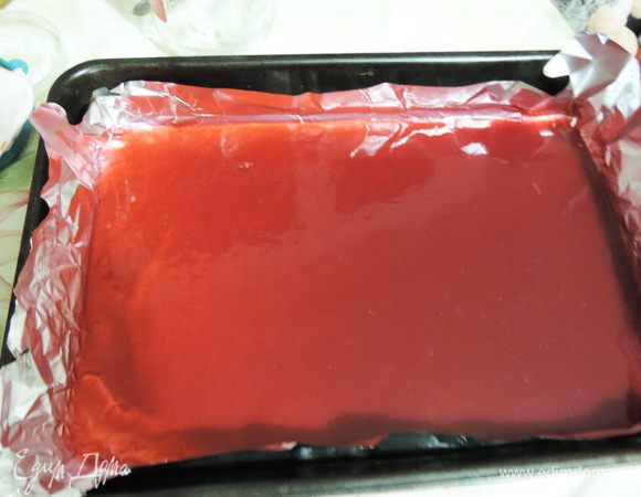 Малиновый жмых, который у нас остался от приготовления малинового пюре заливаем 200 мл кипятка, накрываем и оставляем настаиваться минимум на полчаса. Затем смешиваем процеженный через сито малиновый настой (в ингредиентах он указан как чай, по-другому не получилось))), малиновое пюре, сахар, агара (его набираем чайную ложечку без (!) верха) и доводим смесь до кипения на среднем огне при постоянном помешивании. Кипятим три минуты. Выливаем желе в форму (примерно 20*25см). Форму для удобства выстелить пищевой пленкой или фольгой. Оставляем застывать, желе застынет и при комнатной температуре, но для ускорения процесса, его можно вынести в холодное место.