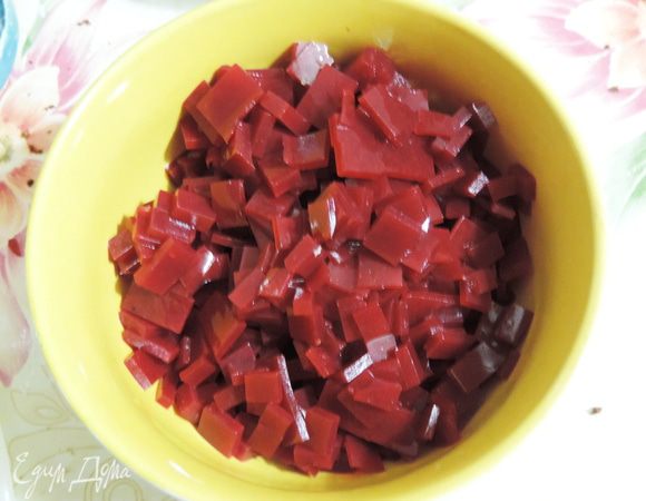 Застывшее желе перевернуть на разделочную доску, удалить фольгу или пищевую пленку и нарезать мелкими кусочками.