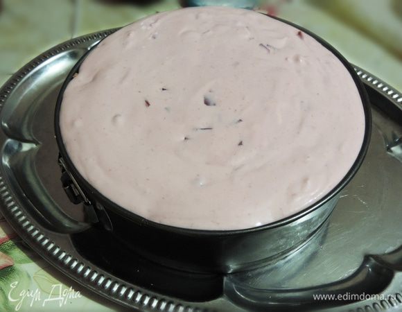 Подготовленный крем заливаем в форму с кусочками рулета и отправляем торт в холодильник. У меня он стоял часов 8 (до утра).