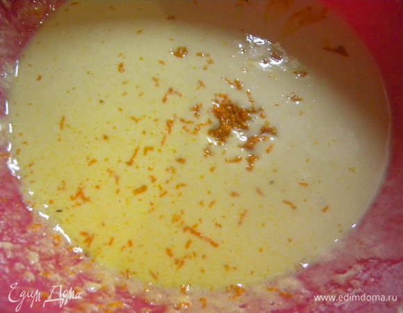 Взбиваем яйца с сахаром, потом муку с разрыхлителем, ваниль и цедру апельсина, перемешиваем хорошо.