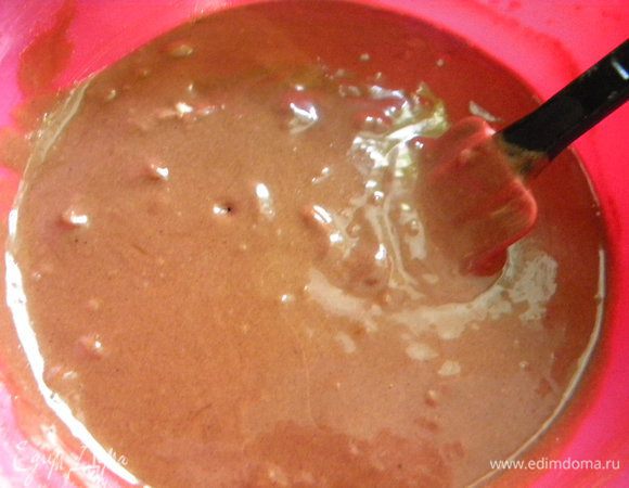 Смешиваем яичную смесь с шоколадной, кладем кусочки апельсина, выливаем в форму и в духовку на 20 минут.