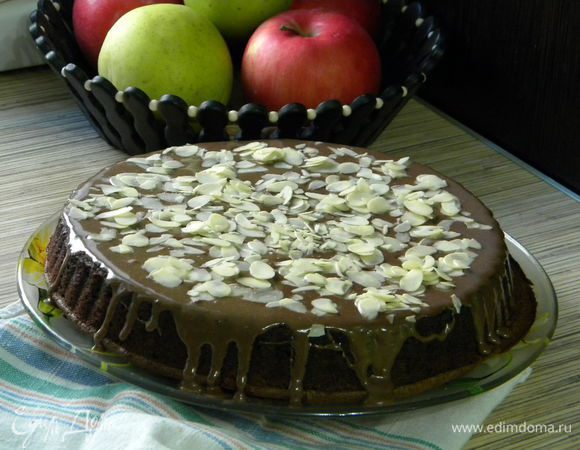 Перевернула брауни, смешала сгущенку с какао и полила сверху. Посыпала миндальными хлопьями.
Приятного аппетита!