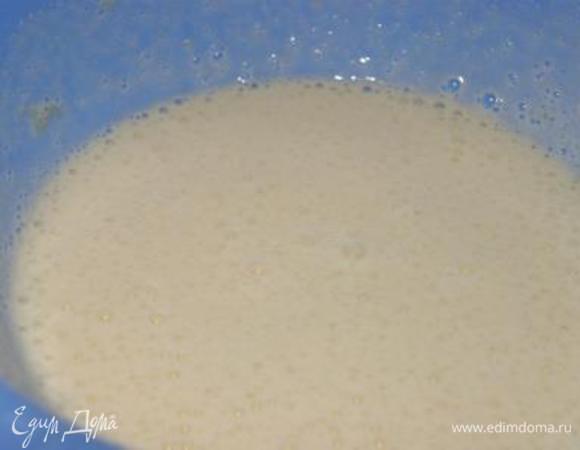 Яйца взбить с сахаром, продолжая взбивать влить масло и сливки.