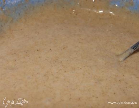 Добавить муку, разрыхлитель и корицу, тщательно перемешать.