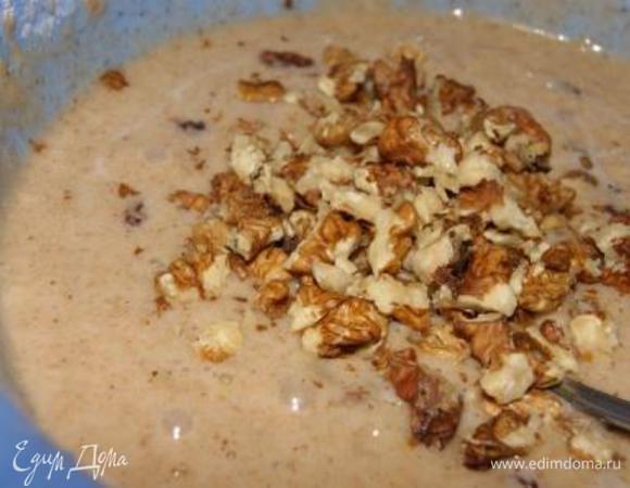 Добавить предварительно замоченный изюм и порубленные орехи.