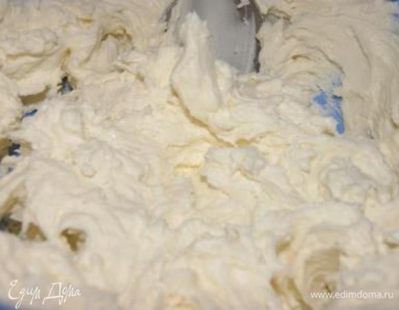 Готовим чизкейк. Для приготовления чизкейков я рекомендую не взбивать весь сыр с сахаром, а разделить филадельфию и сахар на 3 части. Взбить первую часть, добавить вторую-взбить, третью-взбить.