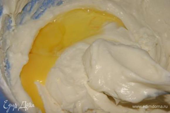 Добавить яйца по одному, взбивая по 30 минут каждое.