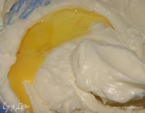 Добавить яйца по одному, взбивая по 30 минут каждое.