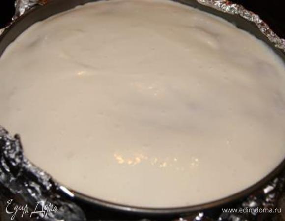 Приготовить сметанный крем. Сметану слегка взбить с пудрой, выложить на чизкейк, выпекать еще 15 минут.