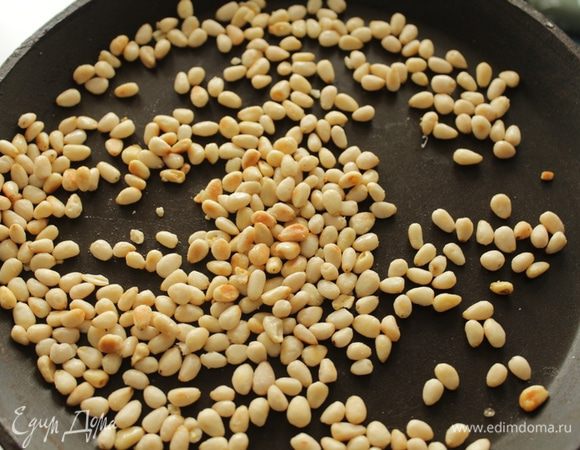 Кедровые орешки обжарить на сухой сковороде.