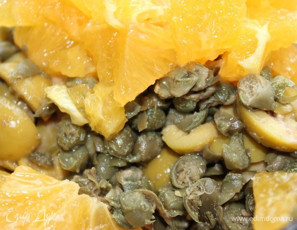  Для начала приготовим заправку. Апельсин очистить и порезать кубиком, добавить разрезанные оливки, каперсы и сушеный тимьян.