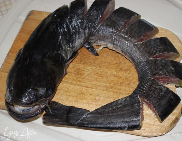 Рыбу очистить от внутренностей, хорошо промыть (жесткой губкой для посуды потрите кожу сома, чешуи у него нет, но слизь лучше смыть). Надрезать  не до конца, чтобы получились кармашки для заправки.