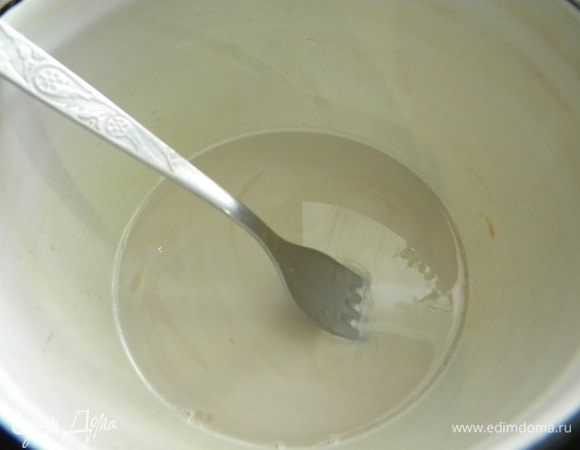 В теплом молоке разводим дрожжи.